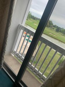 una finestra aperta con vista su un campo di Bay Valley Resort a Bay City