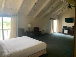 Een bed of bedden in een kamer bij Bay Valley Resort