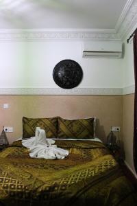 Postel nebo postele na pokoji v ubytování Riad la medersa