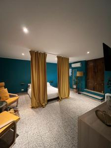 - une chambre avec un lit et des rideaux dans l'établissement GA #19 Home, à Bari
