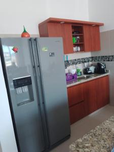 un frigorifero in acciaio inossidabile in cucina di Amplia y bella casa de vacaciones a Flandes