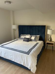 a large bed with a blue headboard in a bedroom at Super-Cute 2/2 apartment in Santa Monica with free parking in Los Angeles