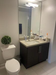 Ванная комната в Super-Cute 2/2 apartment in Santa Monica with free parking