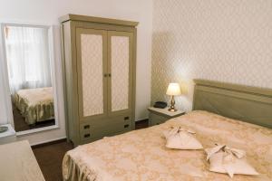 Säng eller sängar i ett rum på HOTEL CORA Bistrita