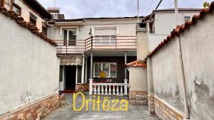 una vista de una casa desde dos edificios en Dritëza, en Korçë