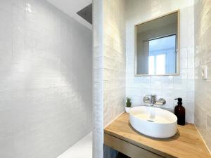 a bathroom with a sink and a mirror at Appartement spacieux & calme avec vue sur l'Escaut in Tournai +12 photos
