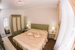 Łóżko lub łóżka w pokoju w obiekcie HOTEL CORA Bistrita