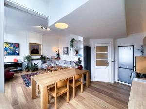 a living room with a table and a couch at Appartement spacieux & calme avec vue sur l'Escaut in Tournai