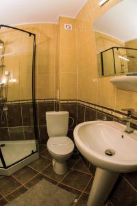 Ванна кімната в HOTEL CORA Bistrita