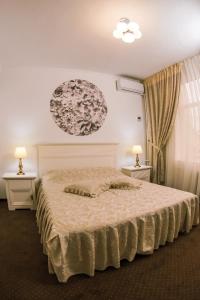 Postel nebo postele na pokoji v ubytování HOTEL CORA Bistrita
