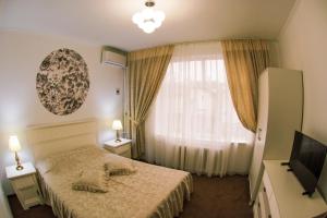 a bedroom with a bed and a window at HOTEL CORA Bistrita in Bistriţa