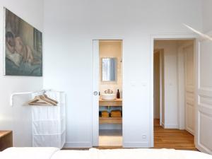 a bedroom with a door leading to a closet at Appartement spacieux & calme avec vue sur l'Escaut in Tournai