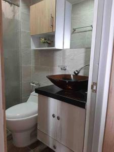 een badkamer met een wastafel en een toilet bij Se Alquila Hermoso Apartamento in Neiva