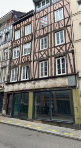 een gebouw aan de straatkant bij Studio confortable au cœur de Rouen in Rouen