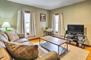 ein Wohnzimmer mit einem Sofa und einem TV in der Unterkunft Hilltop Home with Grill, In Wayne Natl Forest in Logan
