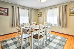 - une salle à manger avec une table et des chaises dans l'établissement Hilltop Home with Grill, In Wayne Natl Forest, à Logan