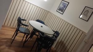 a table and chairs with a surfboard on top of it at Stellas Monteurs u. Ferienwohnung in Mülsen