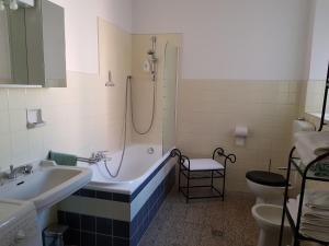Un baño con bañera, lavabo e inodoro. en Camelia Casa Vacanze, en Palazzo Canavese 32 fotos más