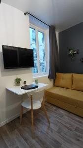 Televízia a/alebo spoločenská miestnosť v ubytovaní Studio confortable au cœur de Rouen