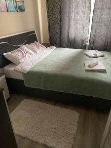 um quarto com uma cama e um tapete branco em Lovely Brand New Apartment with 2 Rooms and Balcony em Chisinau