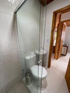 y baño con aseo y ducha acristalada. en Casa Em Ponta Das Canas, en Florianópolis