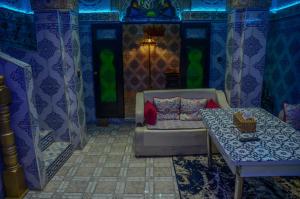 ein Wohnzimmer mit Sofa und Tisch in der Unterkunft LA casa Dar Rayan in Fès + 37 Fotos