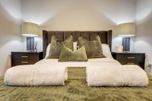 1 dormitorio con 1 cama grande y 2 mesitas de noche en The Penthouse - Allocated Parking with City Views en Ripon