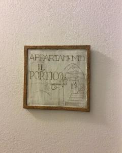 une photo d'un signe sur un mur dans l'établissement Il Portico, à Monterosso al Mare