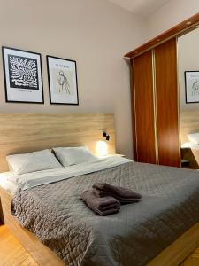 una camera da letto con un letto e due asciugamani di ROMANTIC Apartments - city center 5 15 a Lviv