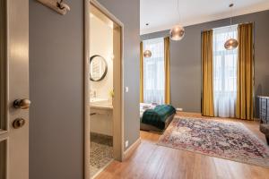 una camera con letto, lavandino e specchio di Luxory place in the heart of Budapest a Budapest