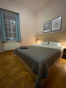 una camera con un grande letto di ROMANTIC Apartments - city center 5 15 a Lviv