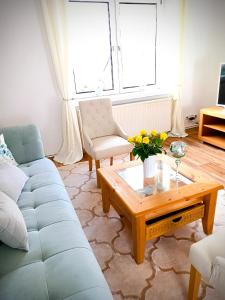 ein Wohnzimmer mit einem Sofa und einem Couchtisch in der Unterkunft Pine Crest Ferienwohnung in Harzgerode