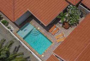 Villa Swiss Paradise with private pool内部或周边的泳池