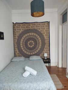 sypialnia z łóżkiem z dwoma ręcznikami w obiekcie Fernando Pessoa Lisbon Rooms w Lizbonie