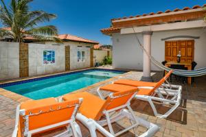 Villa Swiss Paradise with private pool内部或周边的泳池