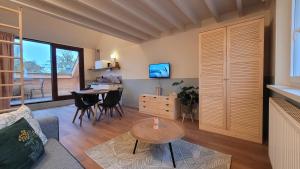 ein Wohnzimmer mit einem Tisch und einem Esszimmer in der Unterkunft oYo apartments in Kortrijk