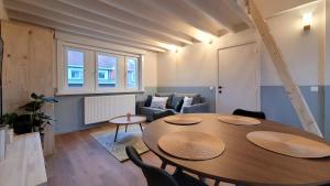 een woonkamer met een tafel en een bank bij oYo apartments in Kortrijk