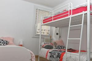 1 dormitorio con 1 litera y 1 litera en Le balcon cerdan en Font Romeu Odeillo Via