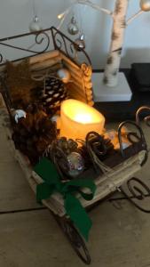 einen Tisch mit einem Korb mit Nüssen und einer Kerze in der Unterkunft Nancie's Place - DARTMOUTH TOWN CENTER with PRIVATE PARKING - A Traditional Georgian PRIVATE DUPLEX APARTMENT - BEAUTIFULLY REFURBISHED - TWO BEDROOMS, BATHROOM, KITCHEN and LOUNGE DINER in Dartmouth