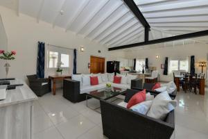 Villa Swiss Paradise with private pool的休息区