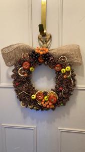 Ein Fruchtkranz hängt an einer Tür in der Unterkunft Nancie's Place - DARTMOUTH TOWN CENTER with PRIVATE PARKING - A Traditional Georgian PRIVATE DUPLEX APARTMENT - BEAUTIFULLY REFURBISHED - TWO BEDROOMS, BATHROOM, KITCHEN and LOUNGE DINER in Dartmouth