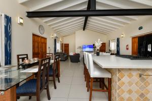 Villa Swiss Paradise with private pool的厨房或小厨房