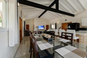 Villa Swiss Paradise with private pool的厨房或小厨房