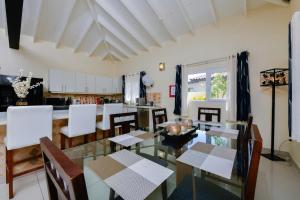 Villa Swiss Paradise with private pool的厨房或小厨房
