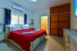 Villa Swiss Paradise with private pool客房内的一张或多张床位