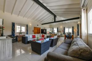 Villa Swiss Paradise with private pool的休息区