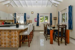 Villa Swiss Paradise with private pool的厨房或小厨房