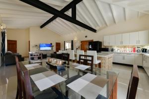 棕榈滩Villa Swiss Paradise with private pool的配有桌椅的厨房和餐厅
