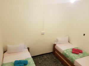 2 camas en una habitación con almohadas rojas y azules en Toto y teo en Mendoza
