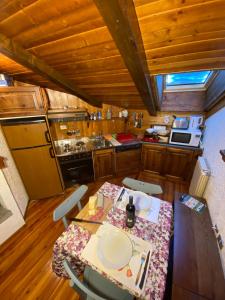 a kitchen with a table and chairs in a cabin at CASA FOLGARIDA 2 BOX AUTO PRIVATI davanti CABINOVIA BELVEDERE in Folgarida